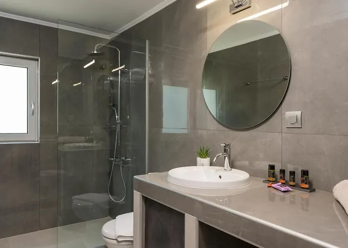 Quarters Luxury Apts 하니아