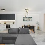 Quarters Luxury Apts Apartamento