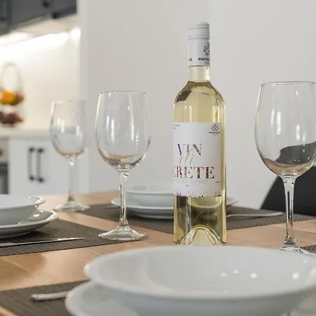 Quarters Luxury Apts *