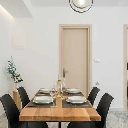 Quarters Luxury Apts アパート *