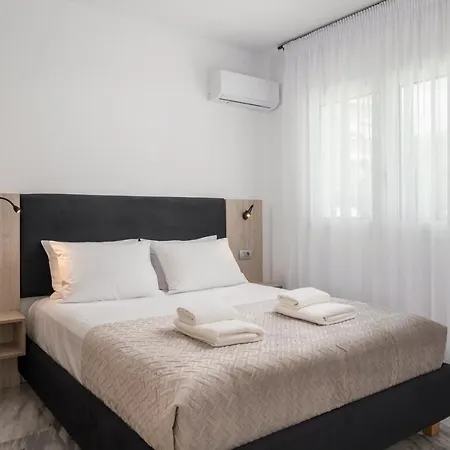 Quarters Luxury Apts * 하니아