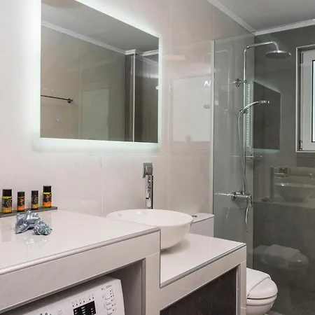 Quarters Luxury Apts 아파트
