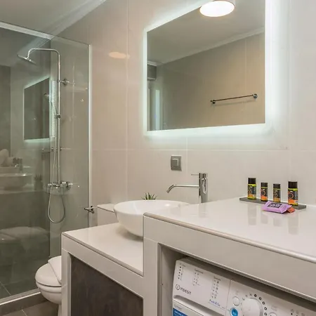 Quarters Luxury Apts 하니아