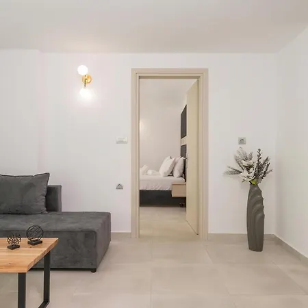 아파트 Quarters Luxury Apts *